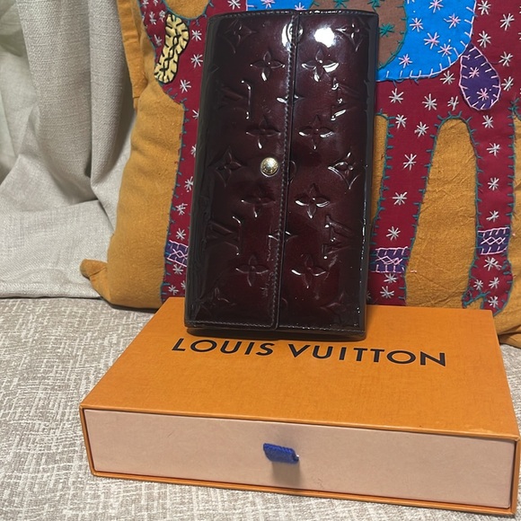 Louis Vuitton Amarante Vernis Sarah Monogram Wallet - Picture 5 of 17